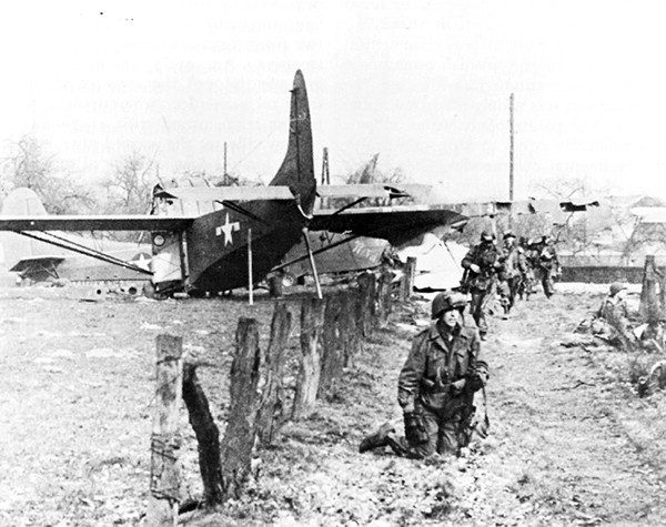 GLIDER_TROOPS_AFTER_LANDING_NEAR_WESEL_Operation_Varsity