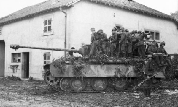 Nordfrankreich, Panzer V (Panther) mit Infanterie