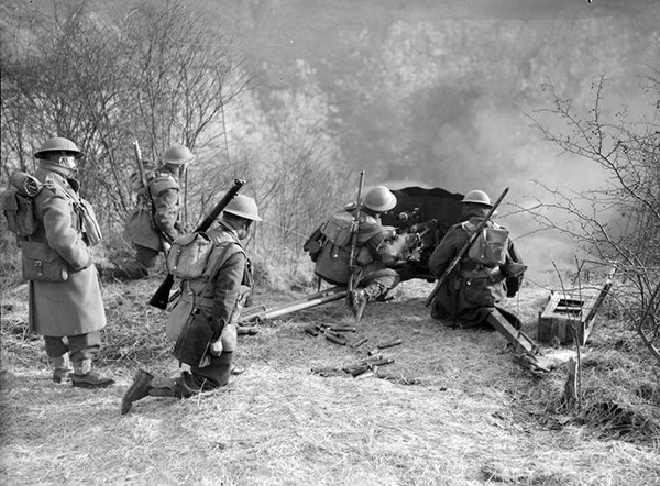 men-of-the-1st-royal-irish-fusiliers-manning-a-french-anti-tank-gun-in-france-1940-c2a9-iwm-f-2149