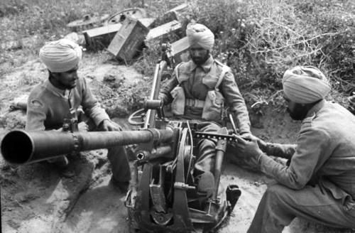 unit-of-4th-div-man-captured-italian-gun