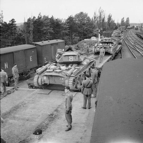 Covenanter_tanks_entraining_Thetford_May_1942_IWM_H_20244