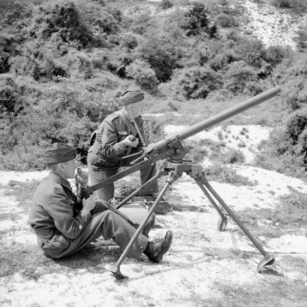 H_11843-Members_of_Home_Guard_using_a_Northover_Projector-July_1941