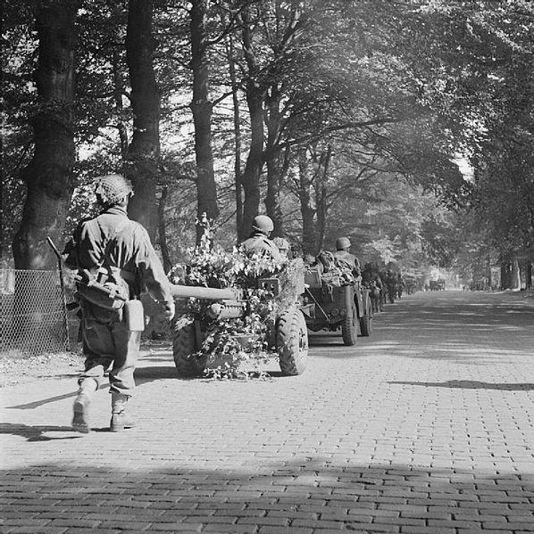 The_British_Airborne_Division_at_Arnhem_and_Oosterbeek_in_Holland_BU1091 6pdr jeep
