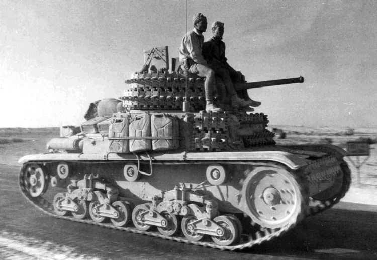 Bruce Murray's M13/40 Italian tanks - Warlord Games
