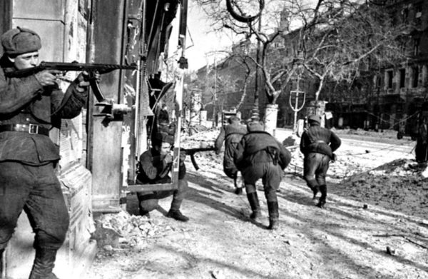 Soviet soldiers engaged in a vicious street battle! Budapest. 