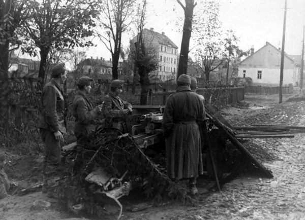 Hungarian troops manning a German PaK40 anti-tank gun during the siege of Budapest. 